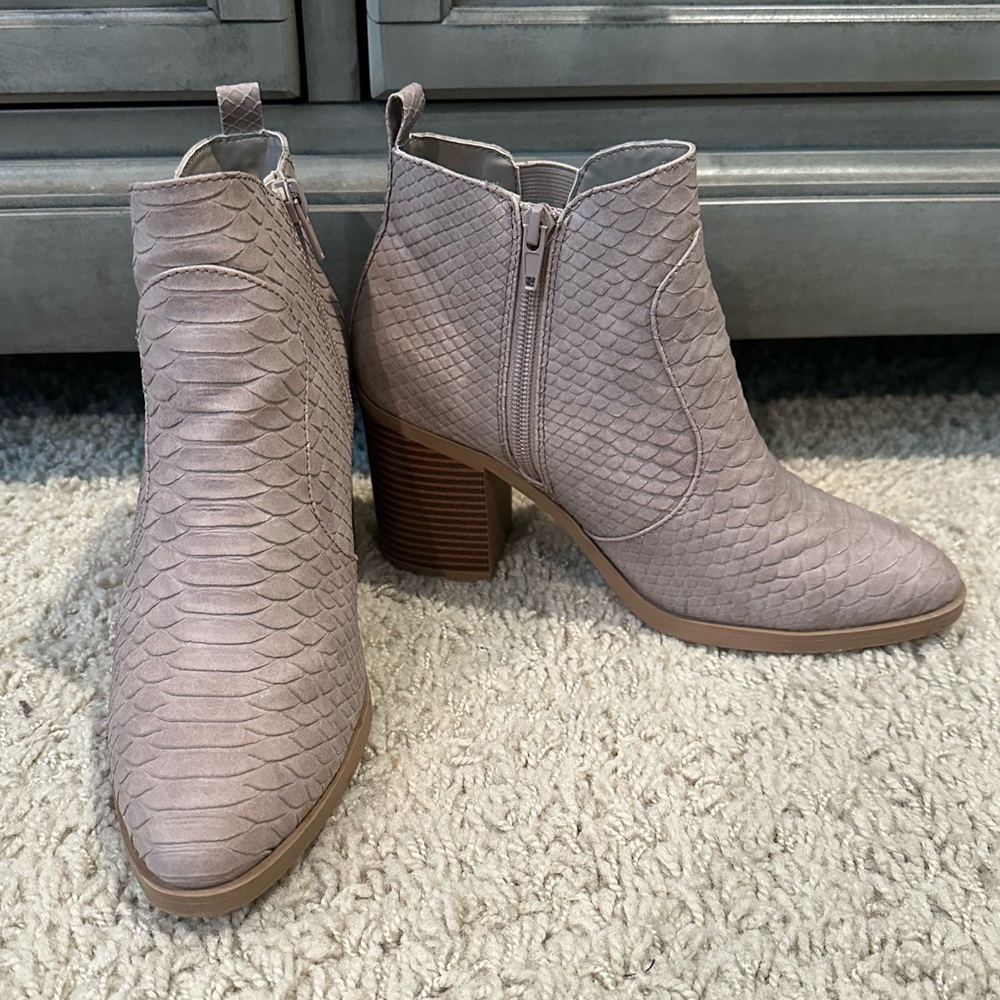 Altar'd State Tan Ankle Snake Skin Booties with Stacked Heel Size 7.5